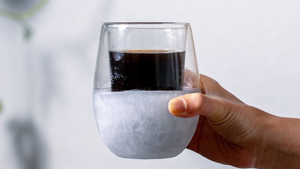 氷なしでも冷たさキープ！ 冷却ジェルを内蔵した「アイスクイック グラス」