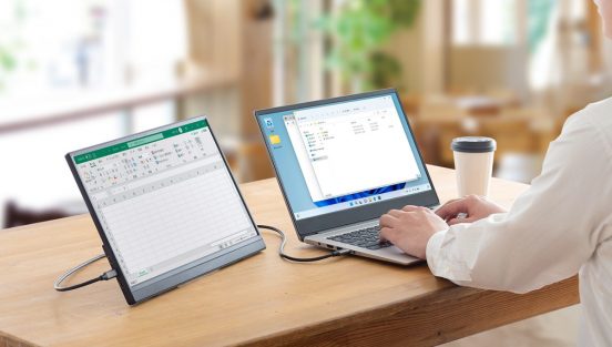 手軽に2画面環境を構築！ USBケーブルでつなぐだけで使える15.6型モバイルディスプレイ