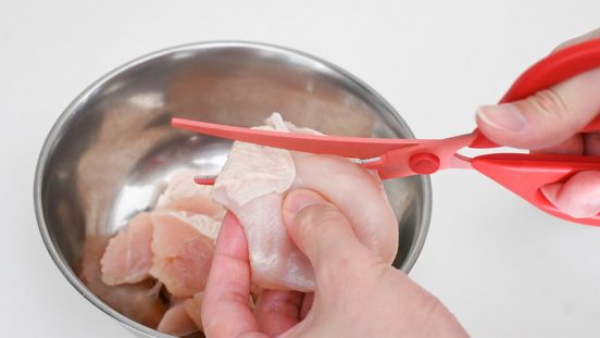 鶏肉も皮ごとスパッと切れる。貝印のキッチンバサミで、手間も洗い物も減りました！