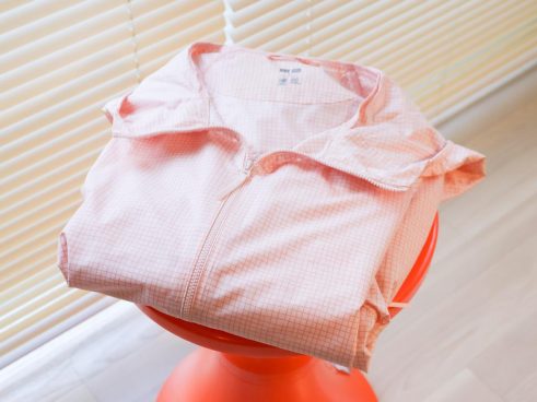 ユニクロの名作「ポケッタブルパーカ」の新色「格子柄」が良すぎる！ UVカット機能も助かるよ