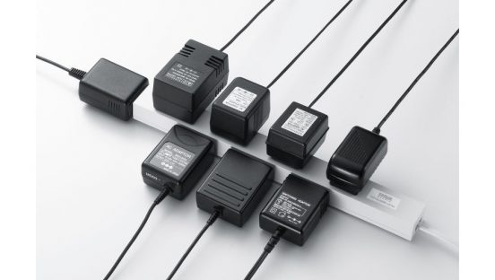 ACアダプタが8個挿せる！ 差込口を交互に配置したスリムタイプの電源タップ