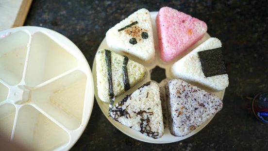 ダイソーの「おにぎりメーカー」でお弁当作りのストレスが激減。手を汚さずにおにぎりを握れるのって快適だ…