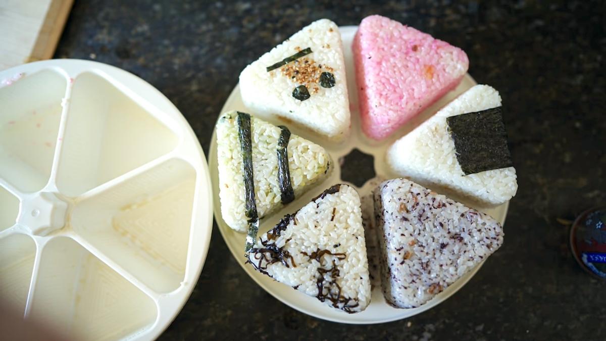 ダイソーの「おにぎりメーカー」でお弁当作りのストレスが激減。手を汚さずにおにぎりを握れるのって快適だ…