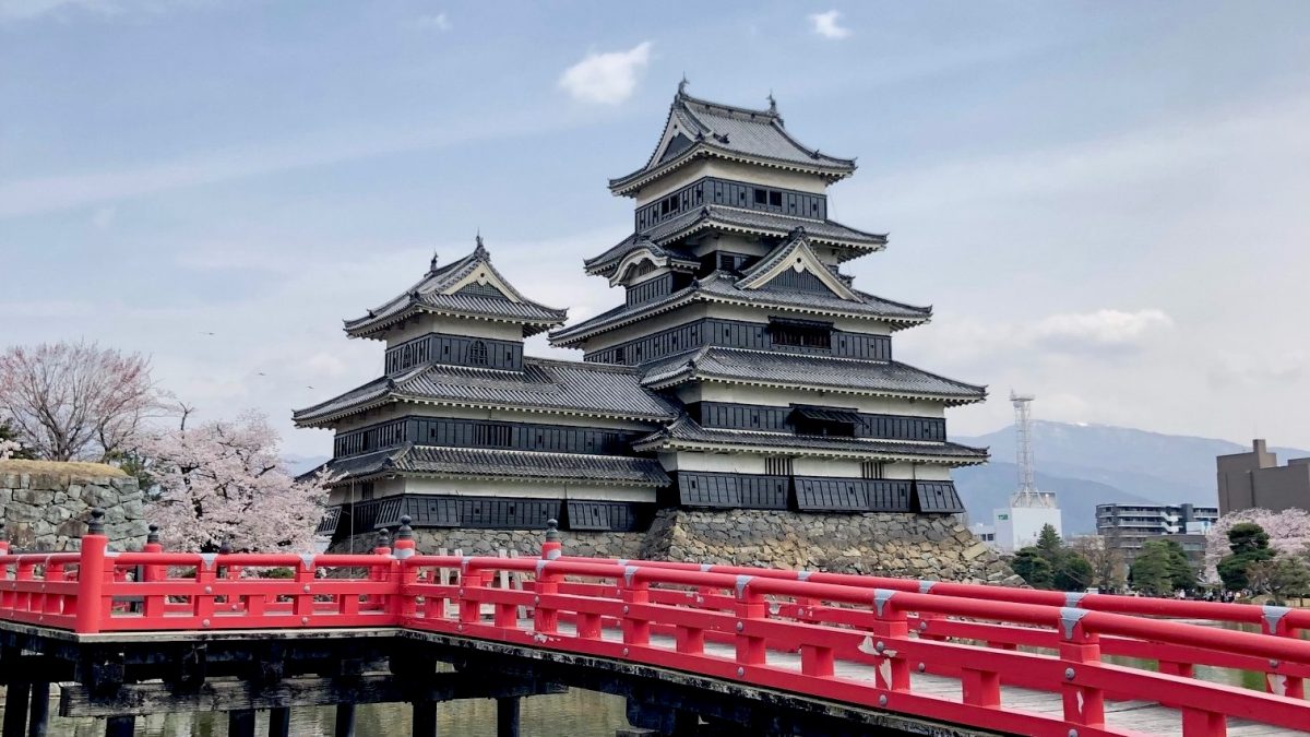 推し活やソロ活には“城めぐり”！ブームの裏側をシリーズ累計100万部突破『日本100名城公式ガイドブック』担当編集が語る
