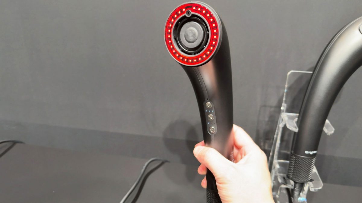「ドライヤーから美容液ミスト」ってどういうこと？ 乾かしながらうるおい与える「SHOWER DRYER」登場