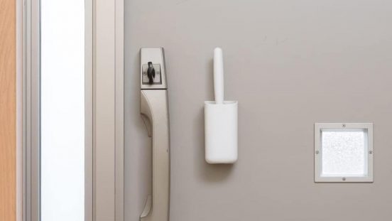 花粉を家に持ち込みたくない！ それなら、玄関ドアにピタッとくっつく「粘着ローラー＆ケース」がおすすめです