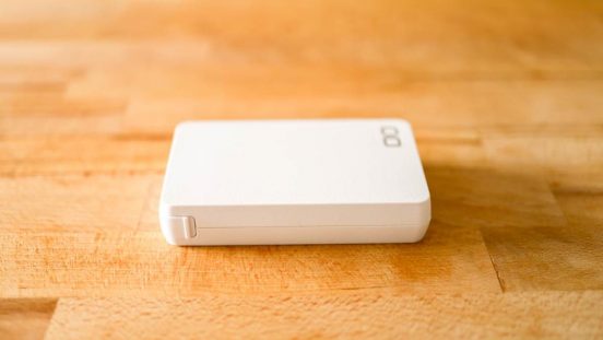 流行りの「ケーブル＆プラグ内蔵モバイルバッテリー」もCIOの力でここまで薄型！ これで急速充電もできるの最高だな～