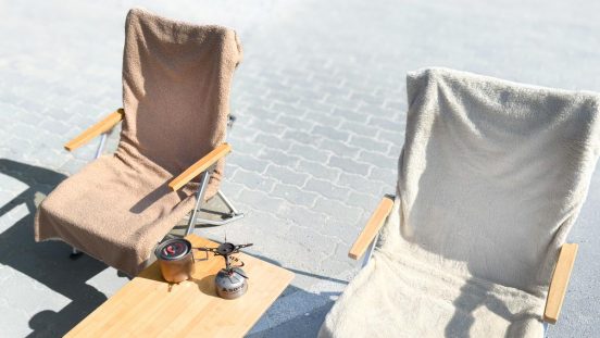 ダイソーのアウトドアグッズ、進化しすぎ！ 冷え対策は「ハイチェア用チェアカバー」にお任せあれ