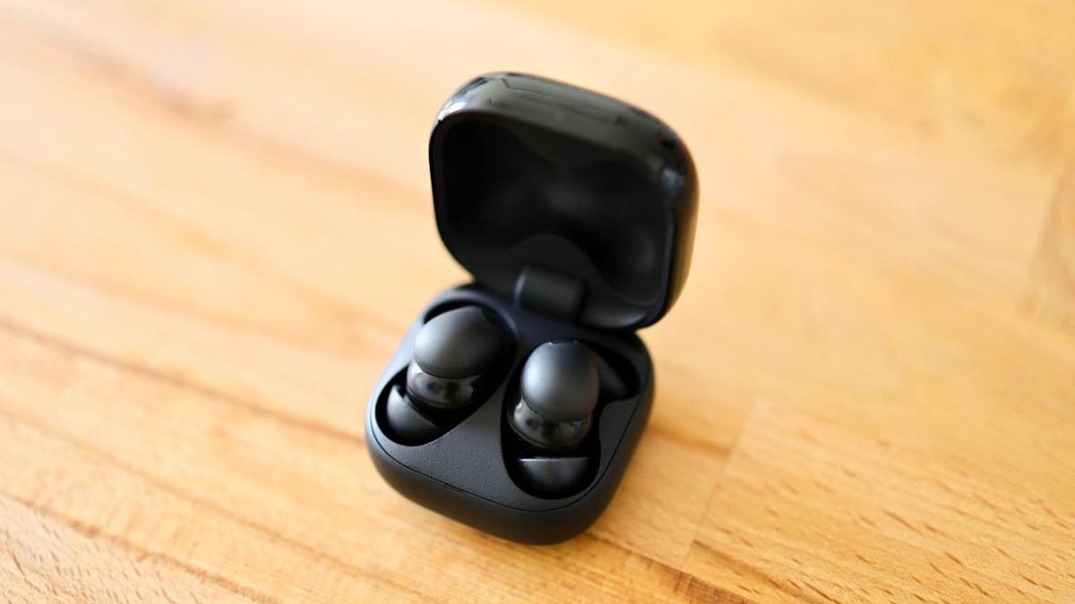 SONY「LinkBuds Fit」なら、イヤホンが耳から落ちてしまう心配なし。軽い・フィット感・ノイキャンのいいとこ取りです