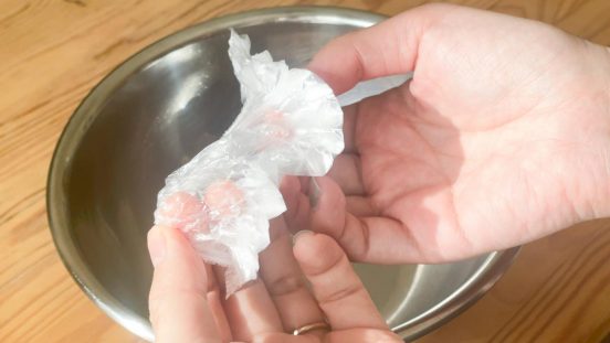 ケーキの保存もOK。包んだ食品の形が崩れない「簡単かぶせるゴム付きラップ」が凄いんです