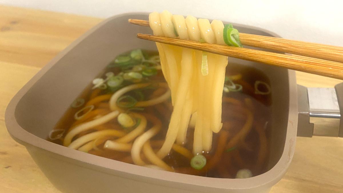 一人分の麺類＆レトルト調理に最適！ 3COINS「蓋付きスクエア鍋」で洗い物も減りズボラ生活大満喫