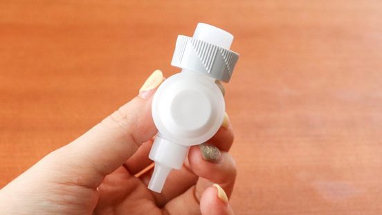 掃除の手間も時間もかからない。無印良品の「詰替えパウチ用吊り下げノズル」で、シャンプーの詰め替え作業やめました