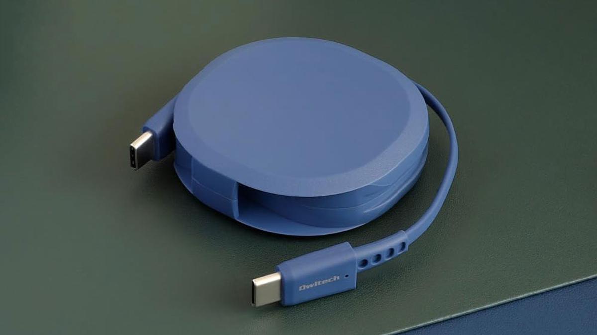 もう充電ケーブルは束ねない！ 巻取り式なのに耐久性抜群のコレに出会ったからね