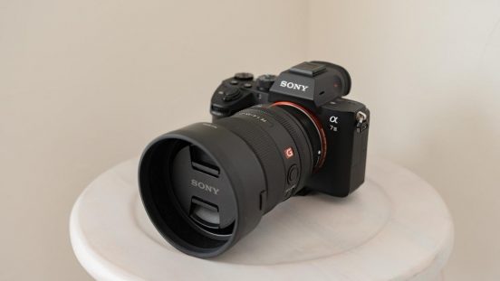 私の相棒は、SONYの王道ミラーレス一眼「α７Ⅲ」。室内も屋外もほぼ毎日一緒です