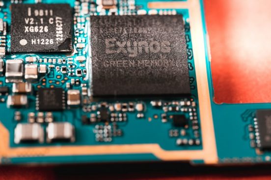 次期「Galaxy S26」シリーズは自社製Exynosチップを採用？ 課題は…