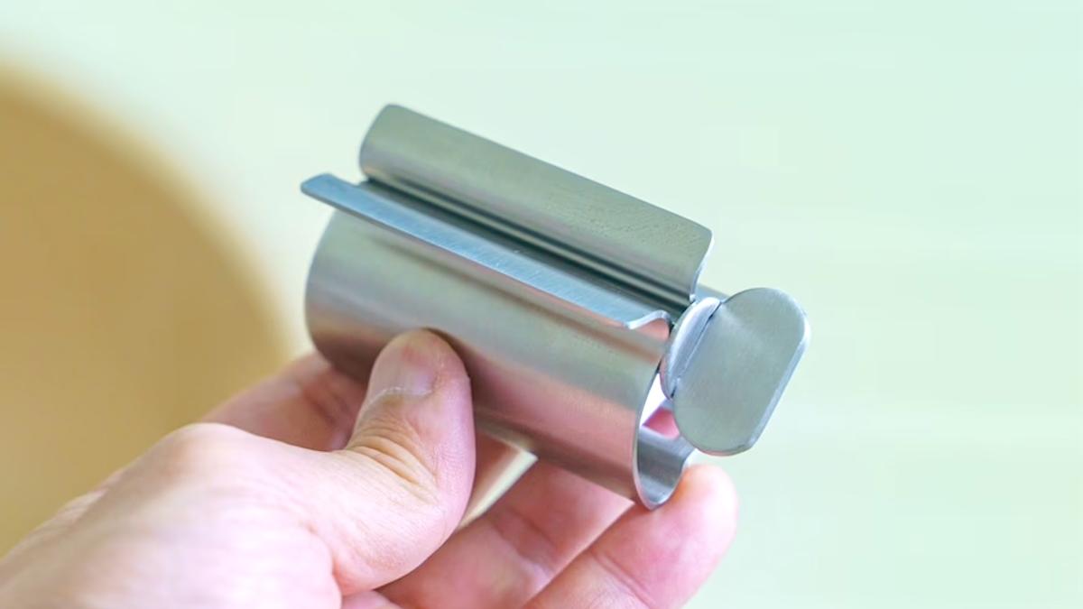 3COINS「ステンレスチューブホルダー」が洗面所の“あのストレス”をいい感じに解決してくれた
