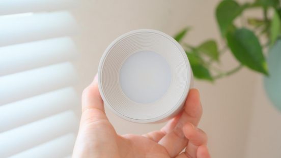 両面テープで照明を増設！ ベッドサイドの明かりの正解は、懐中電灯にもなる「LED ブラケットライト」でした