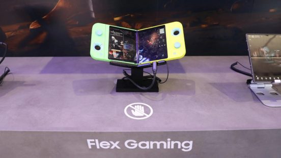 7.2インチで折りたたみ可!? サムスンが奇妙な携帯ゲーム機をMWC 2025に展示