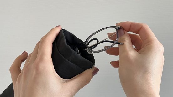 無印良品の「片手で開くフラットポーチ」がアイウェアの持ち歩きに最適！