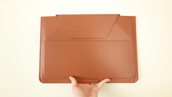 PCスタンドにもなる「本革風PCケース」で、持ち運びストレスが激減！ マウスやケーブルも“伸縮ポケット”に収まるよ