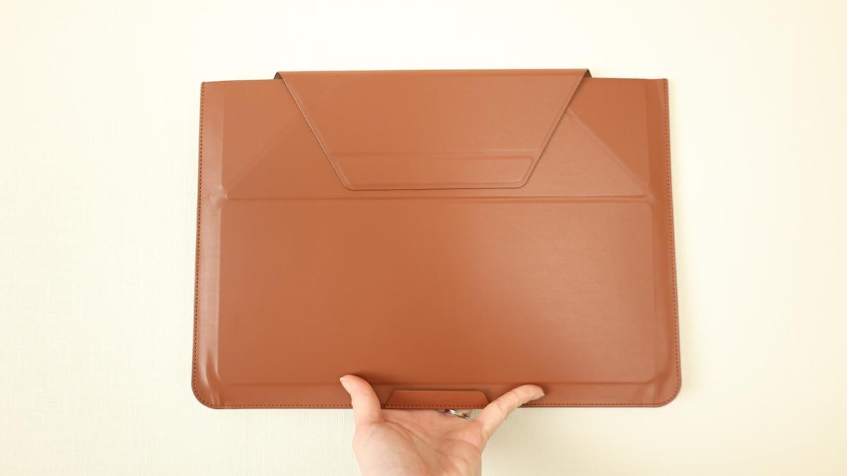 PCスタンドにもなる「本革風PCケース」で、持ち運びストレスが激減！ マウスやケーブルも“伸縮ポケット”に収まるよ
