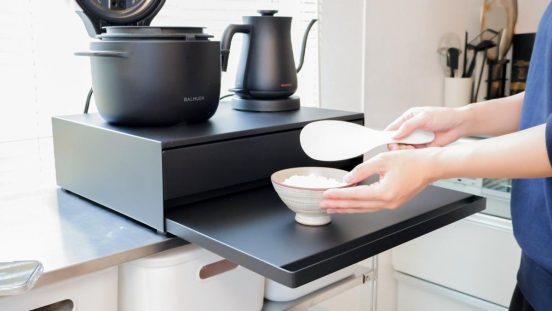 山崎実業の「ツーウェイ キッチン 家電下引き出し＆スライドテーブル」で収納も作業スペースも増設。狭くても動線の整ったキッチンにできた！