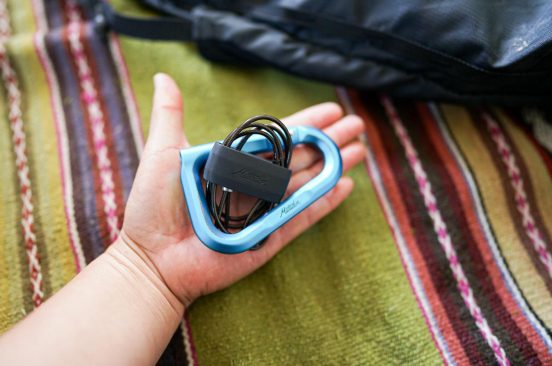 旅先でバッグを盗難された私が、マタドールの「最強カラビナ+ワイヤー」を愛用している理由