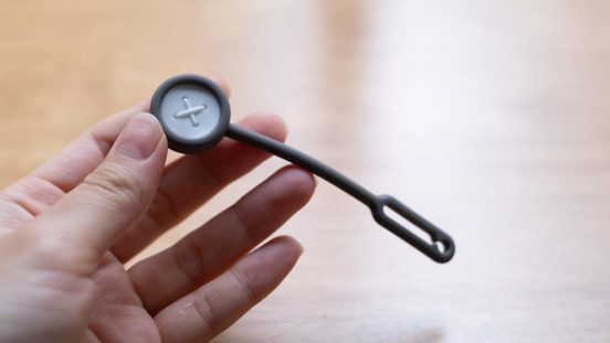 S字フック、やめて正解だった。マグネット式の「ボタンスリング」にしたら地味なストレスから開放された