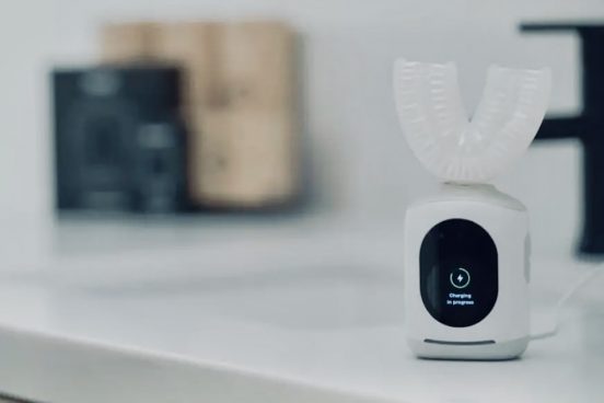 磨き残しゼロ!? 新マウスピース型歯ブラシ「Feno」に一部専門家がビビる