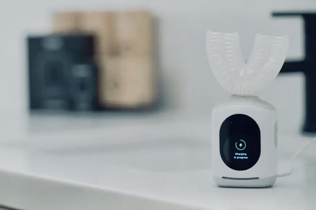 磨き残しゼロ!? 新マウスピース型歯ブラシ「Feno」に一部専門家がビビる