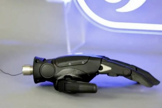 最先端の義手が凄い！ まるでラジコンみたいに遠隔操作が可能