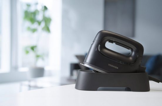 忙しい朝にすぐ使える、パワフル衣類スチーマー！ 東芝の「La・Coo S（ラクーエス）」新モデル