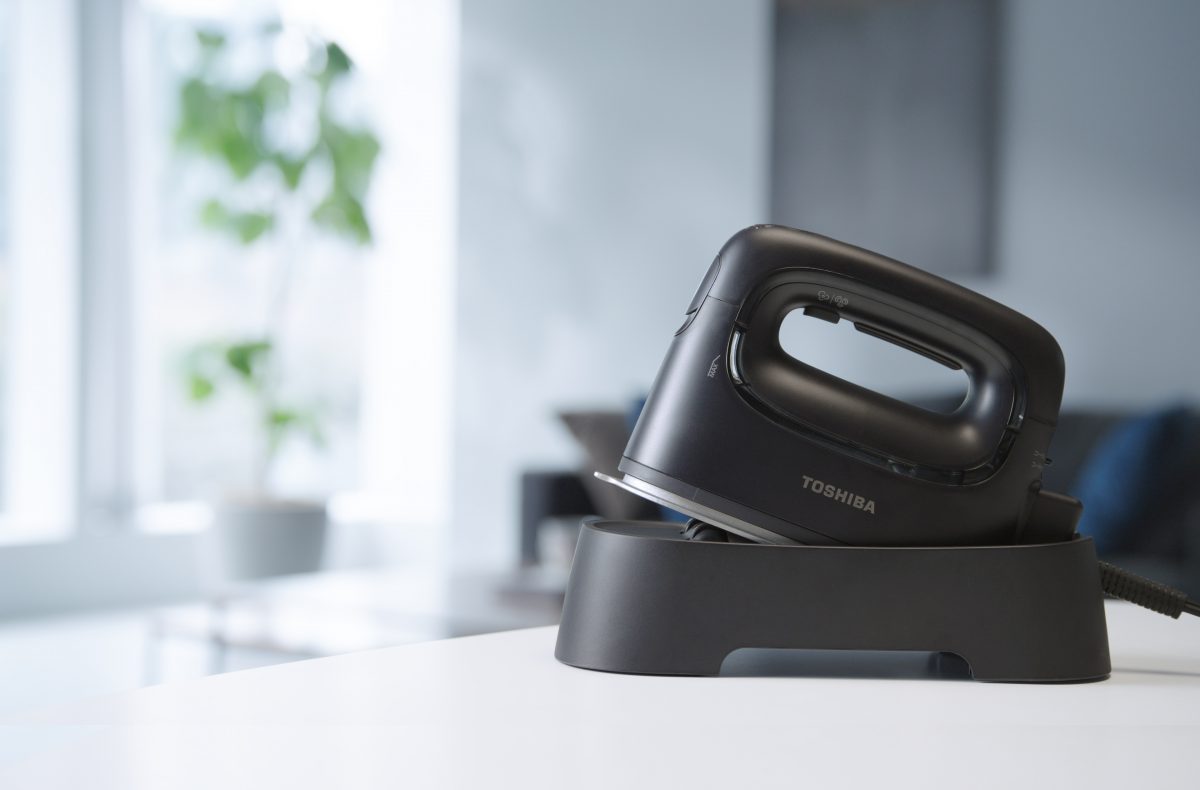 忙しい朝にすぐ使える、パワフル衣類スチーマー！ 東芝の「La・Coo S（ラクーエス）」新モデル