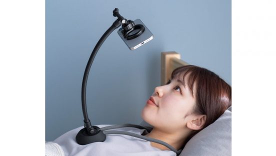 寝ながら動画視聴できる！ 両手が自由に使える首掛け式のスマホホルダー