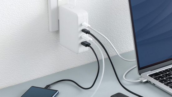 1個あれば充電器のお悩み解決？ ノートPC2台同時に充電できるほど高機能な「700-AC045W」