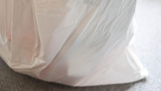 暖かくなると気になる、ゴミのニオイ漏れ。Amazonで見つけた「紐付きゴミ袋」で軽減できました