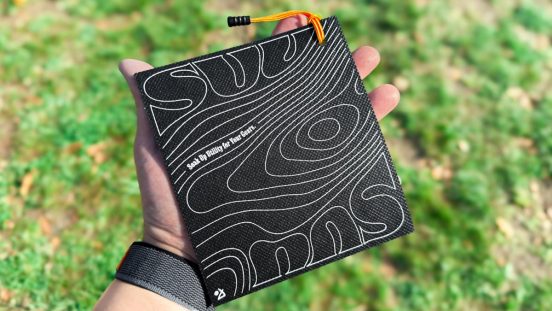 しばらく使ってないキャンプ道具がなんだか匂う…？ この「薄いシート」を入れておくだけで対策できるんです