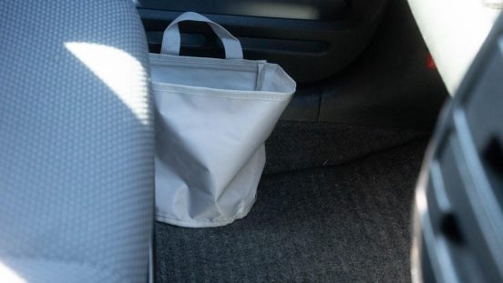 クルマの座席にビニール袋吊るすのやめました。揺れる車内でも余裕で自立する3COINSの「車用ダストボックス」が快適すぎる