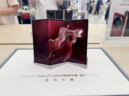サムスン初の三つ折りスマホ、充電速度が遅い？カメラ仕様もリーク