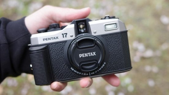 令和のフィルムカメラ「PENTAX 17」で、何気ない日常が特別なものに。どこへでも連れて行きたくなる