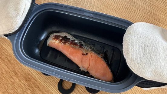 3COINSの「電子レンジ調理器/KITINTO」があればレンチンで魚がこんがり！ 1台6役で蒸し野菜から炊飯までおまかせあれ
