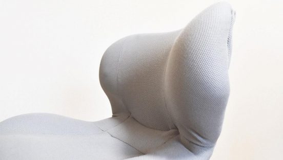 長時間デスクワークの座り疲れは「足組みができないイス」で解消！