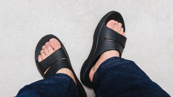気になっていたOOfos「OOahh」をゲットしてみたら、家でも旅先でもリカバリーサンダルとして大活躍！