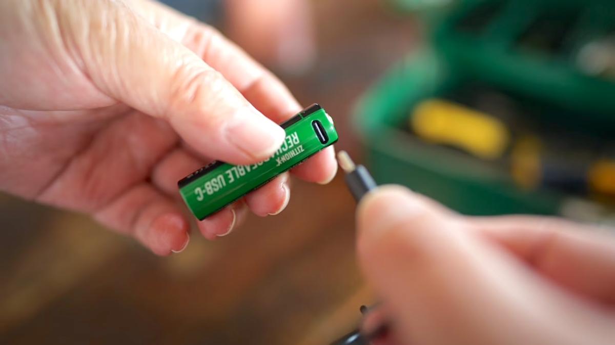 いちいち電池買い直すのやめました。USBで直接充電できるCOAST「ZXAAA」が快適すぎる