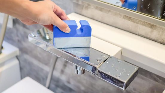 洗剤なしでピカピカに。とりあえずスコッチ・ブライトの2アイテムを持っておけば、お風呂掃除がラクになる