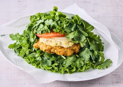 通常比15倍のパクチー量で、もはやジャングル！フレッシュネスバーガーから期間限定「爆草パクチーチキンバーガー」