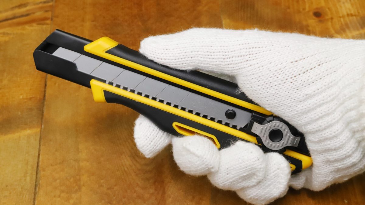 最強では？オートロックとねじロックを1本でこなす現場仕様カッター「パワーカッター」を家にも常備すべき理由