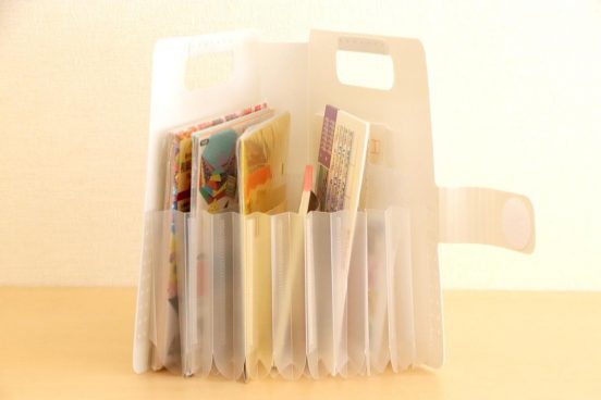 じゃばら式のポケットが優秀な「こまごまファイル」がデスクやキッチンで活躍中！ 簡単に収納上手になれちゃうよ