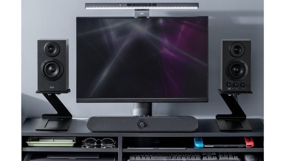 6度の傾斜がポイント！ 耳元へ音を届けやすくする卓上スピーカースタンド