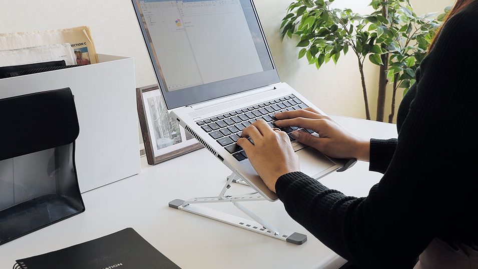 首肩への負担を減らす、ノートPC・タブレット向けアルミスタンド！コンパクトに折り畳める、オウルテック「OWL-PCSTD07-SI」